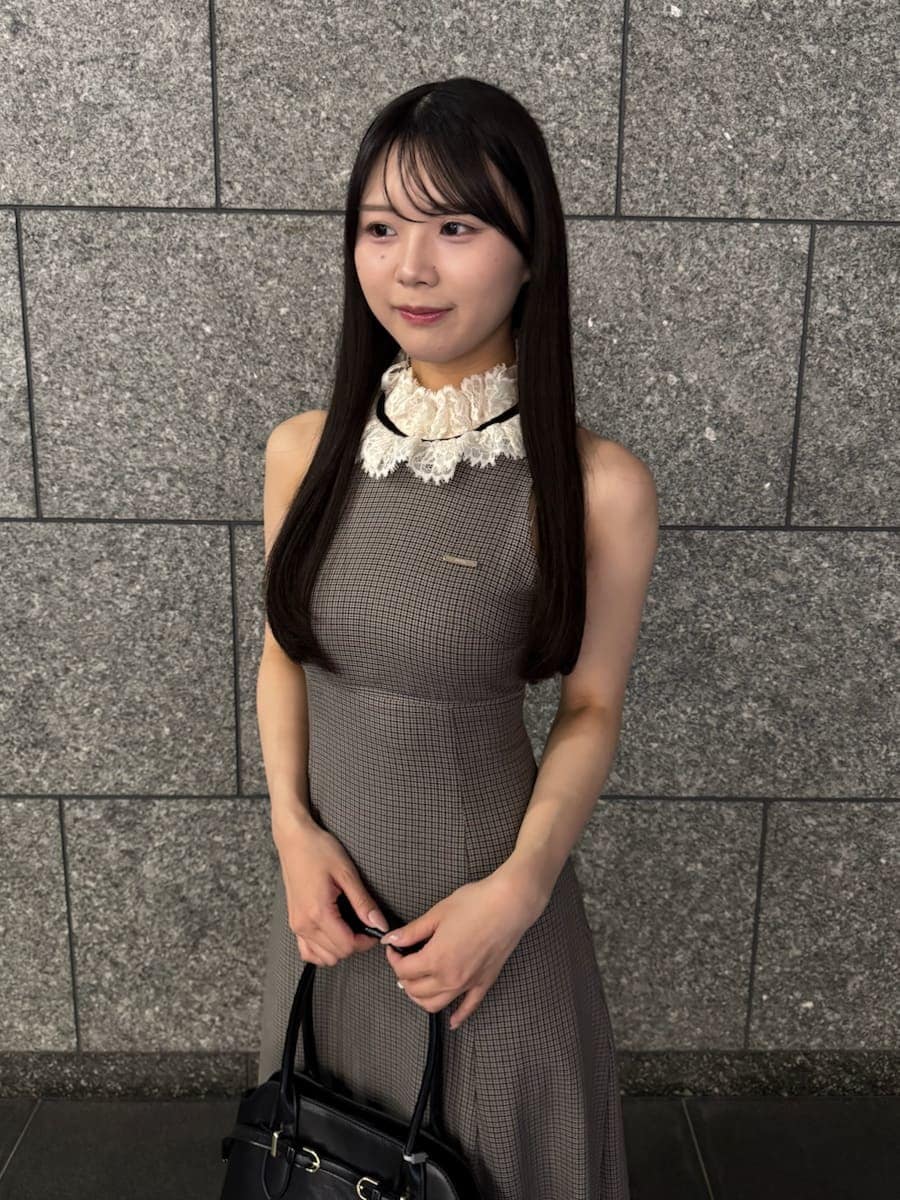 ブラウン系のワンピース、ブラック系のボストンバッグを着用したレディースの夏コーディネートの3枚目の写真