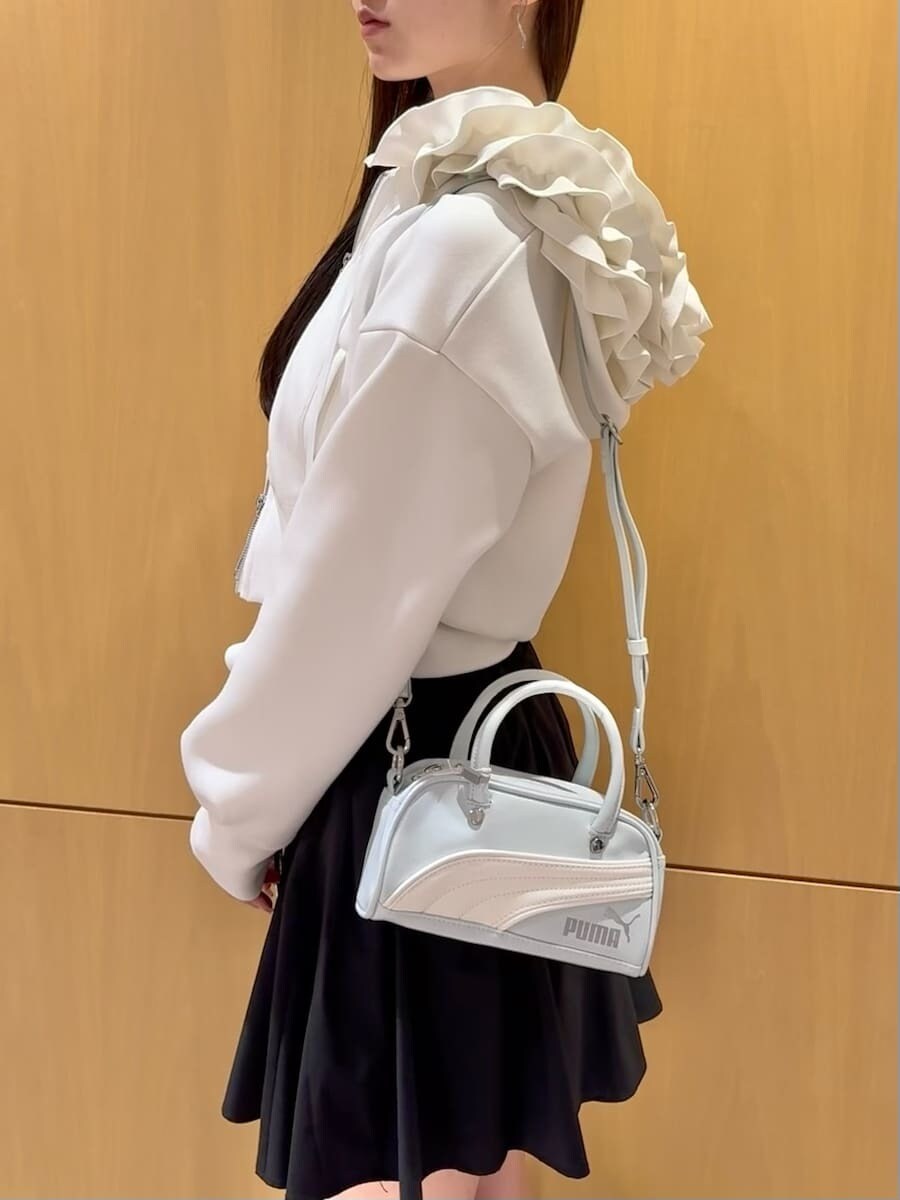 ブラック系のその他パンツ、ブラック系のブーツ、ブルー系のハンドバッグを着用したレディースの冬コーディネートの7枚目の写真