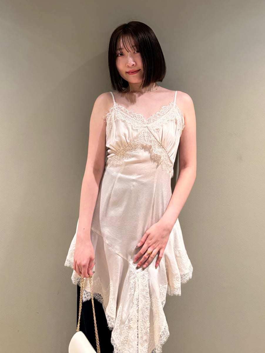 ベージュ系のテーラードジャケット、ブルー系のデニムパンツ、ホワイト系のキャミソールを着用したレディースの春コーディネートの8枚目の写真