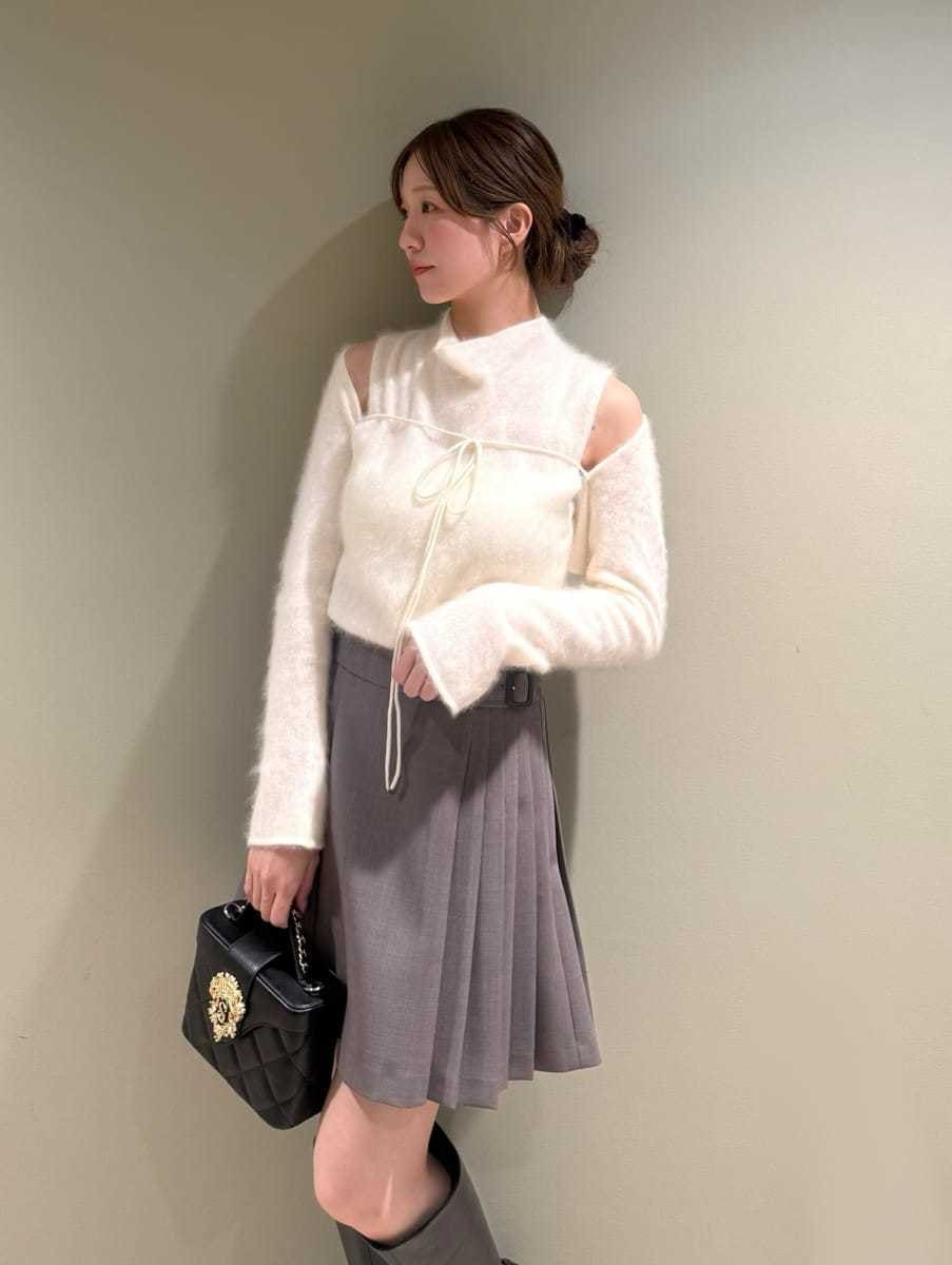 グレー系のその他パンツ、ホワイト系のTシャツ/カットソー、ブラック系のブーツを着用したレディースの秋コーディネートの3枚目の写真