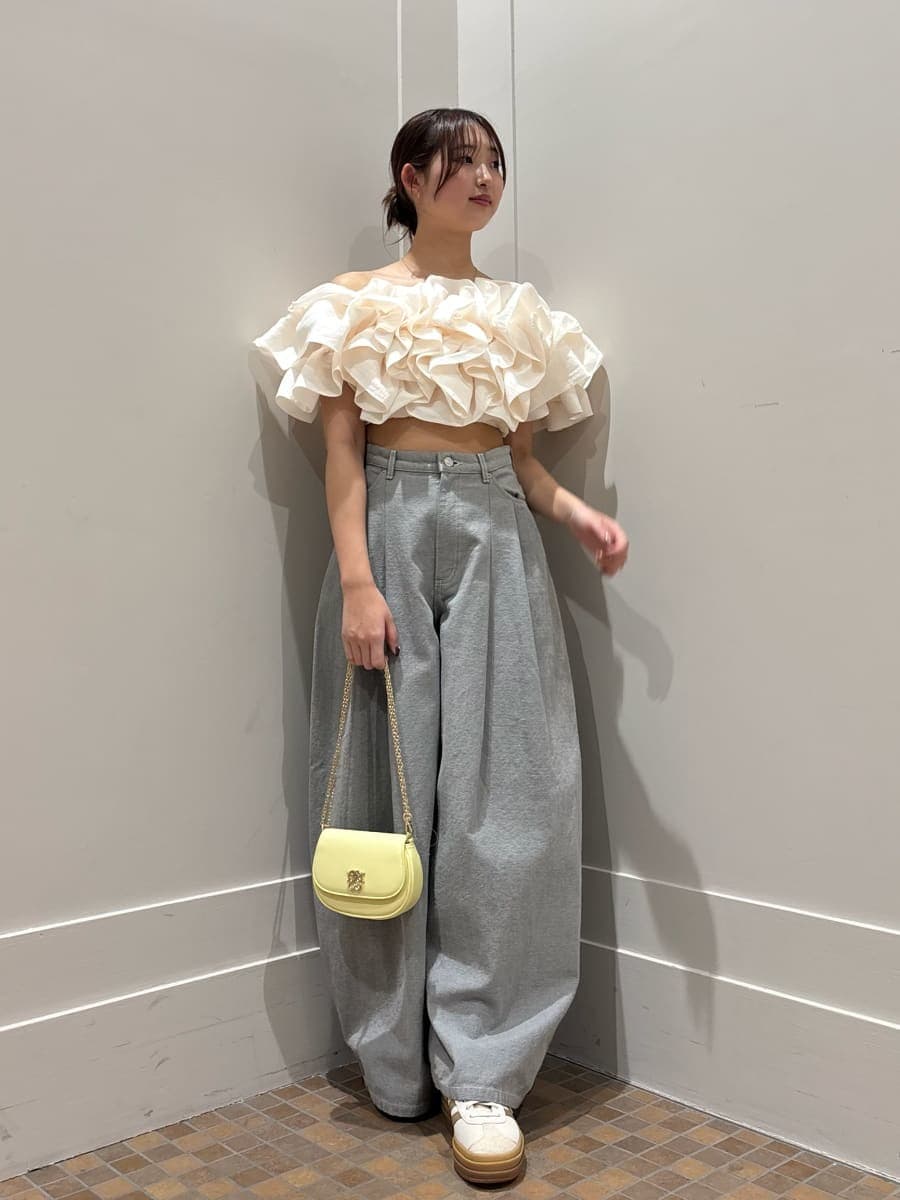 グレー系のデニムパンツ、ホワイト系のシャツ/ブラウス、イエロー系のショルダーバッグを着用したレディースの春コーディネートの3枚目の写真