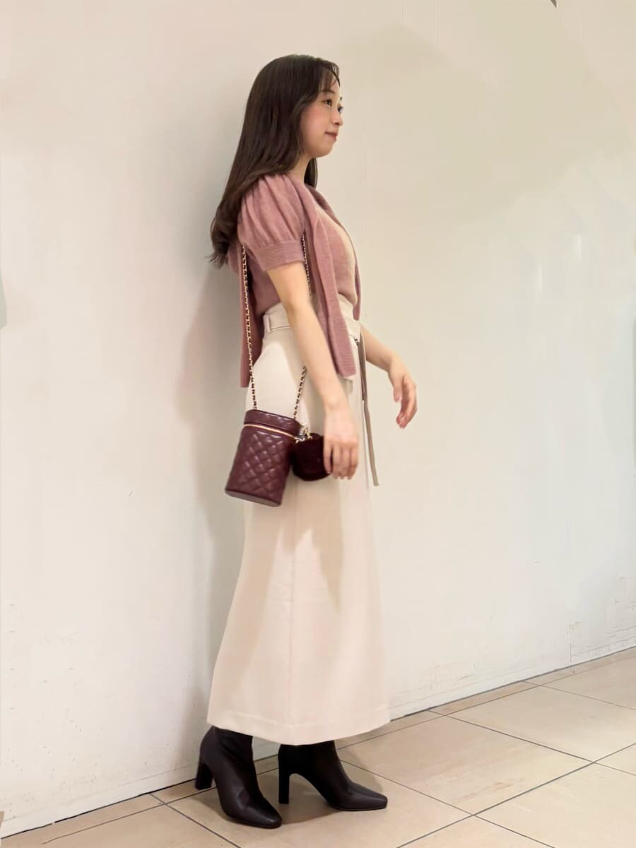 ピンク系のニット/セーター、ピンク系のニット/セーター、ホワイト系のスカートを着用したレディースの夏コーディネートの2枚目の写真