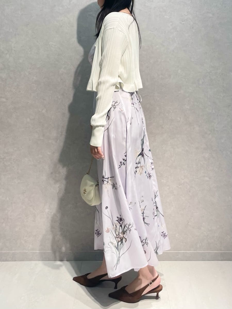 ホワイト系のカーディガン/ボレロ、パープル系のワンピース、ブラウン系のパンプスを着用したレディースの冬コーディネートの3枚目の写真