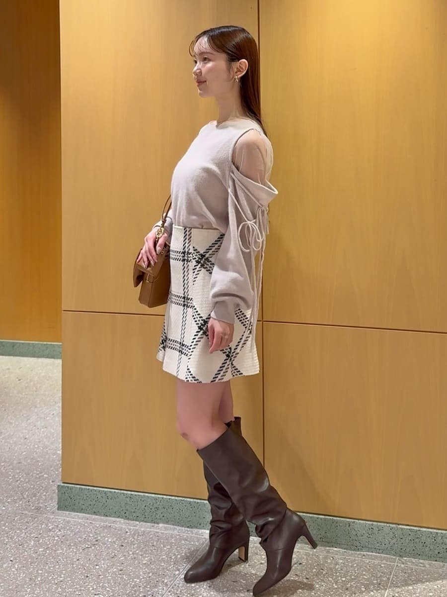 ホワイト系のスカート、ピンク系のニット/セーター、イエロー系のショルダーバッグを着用したレディースの冬コーディネートの3枚目の写真