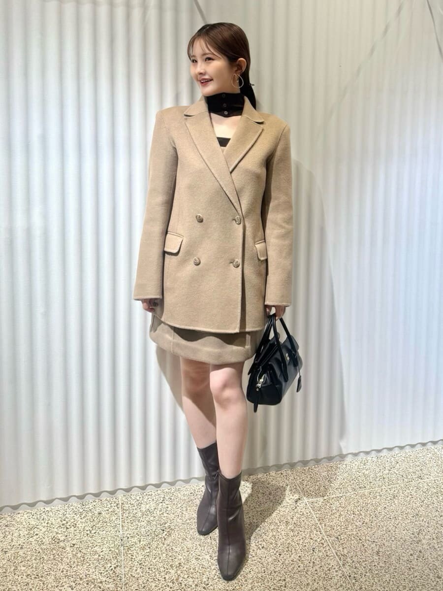 イエロー系のテーラードジャケット、ブラウン系のニット/セーター、イエロー系のワンピースを着用したレディースの秋コーディネートの4枚目の写真