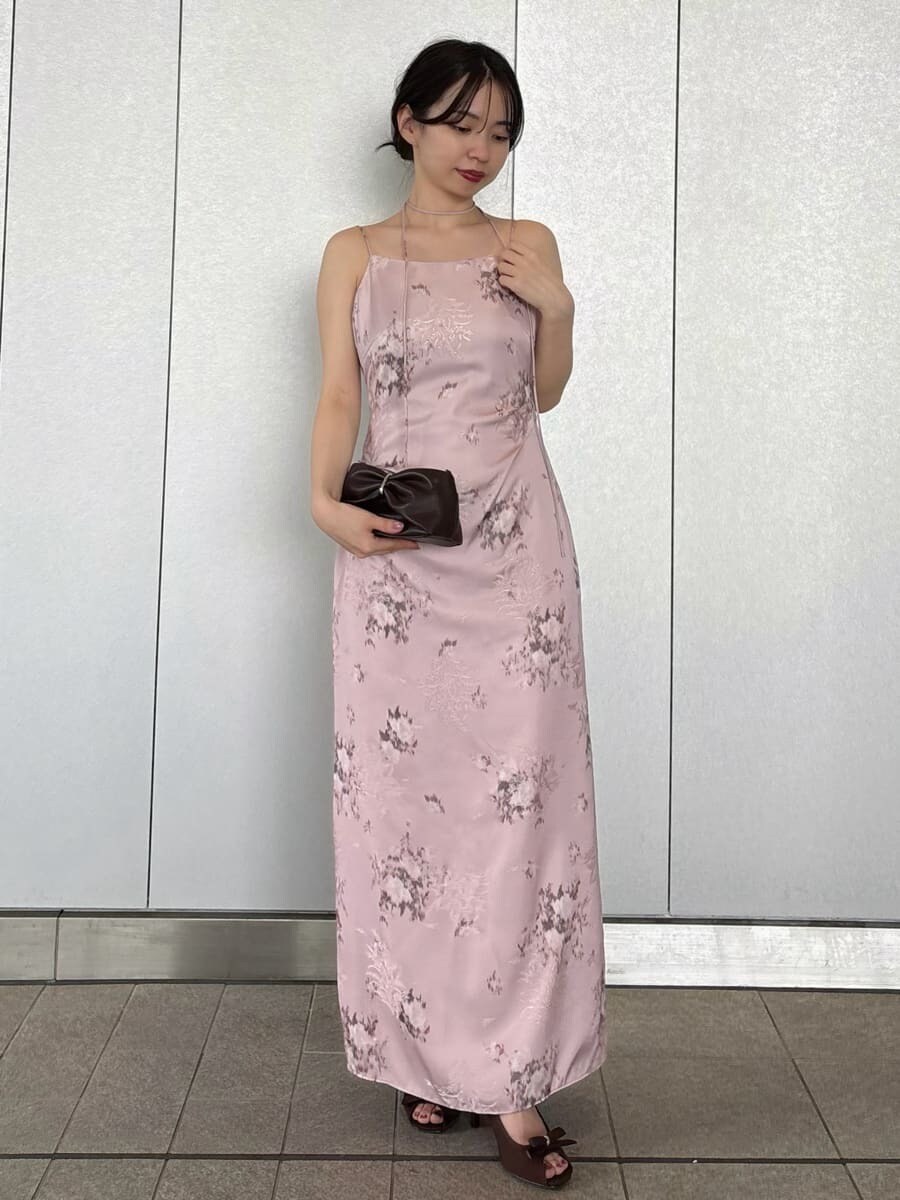 ホワイト系のシャツ/ブラウスを着用したレディースの夏コーディネートの5枚目の写真
