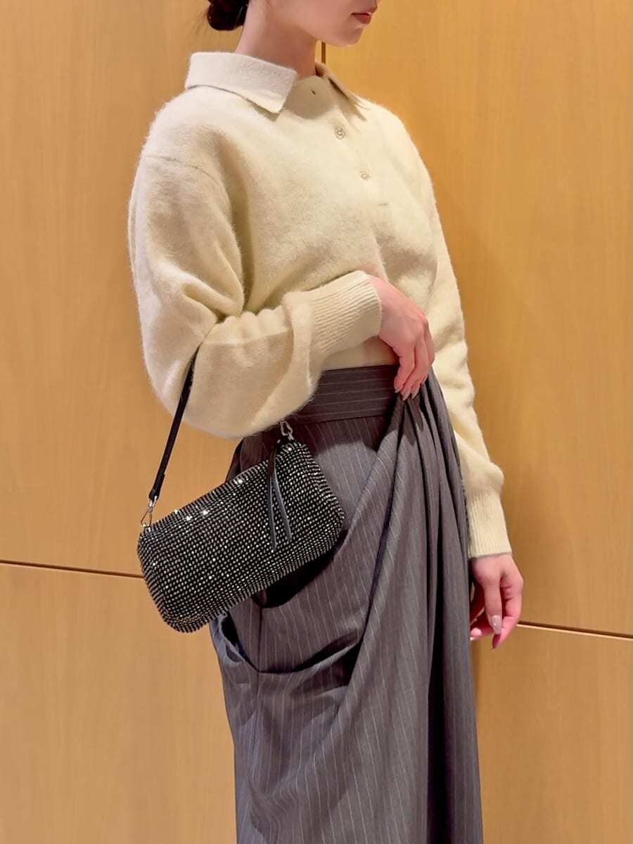 ブラック系のブーツ、イエロー系のニット/セーター、グレー系のその他パンツを着用したレディースの冬コーディネートの5枚目の写真