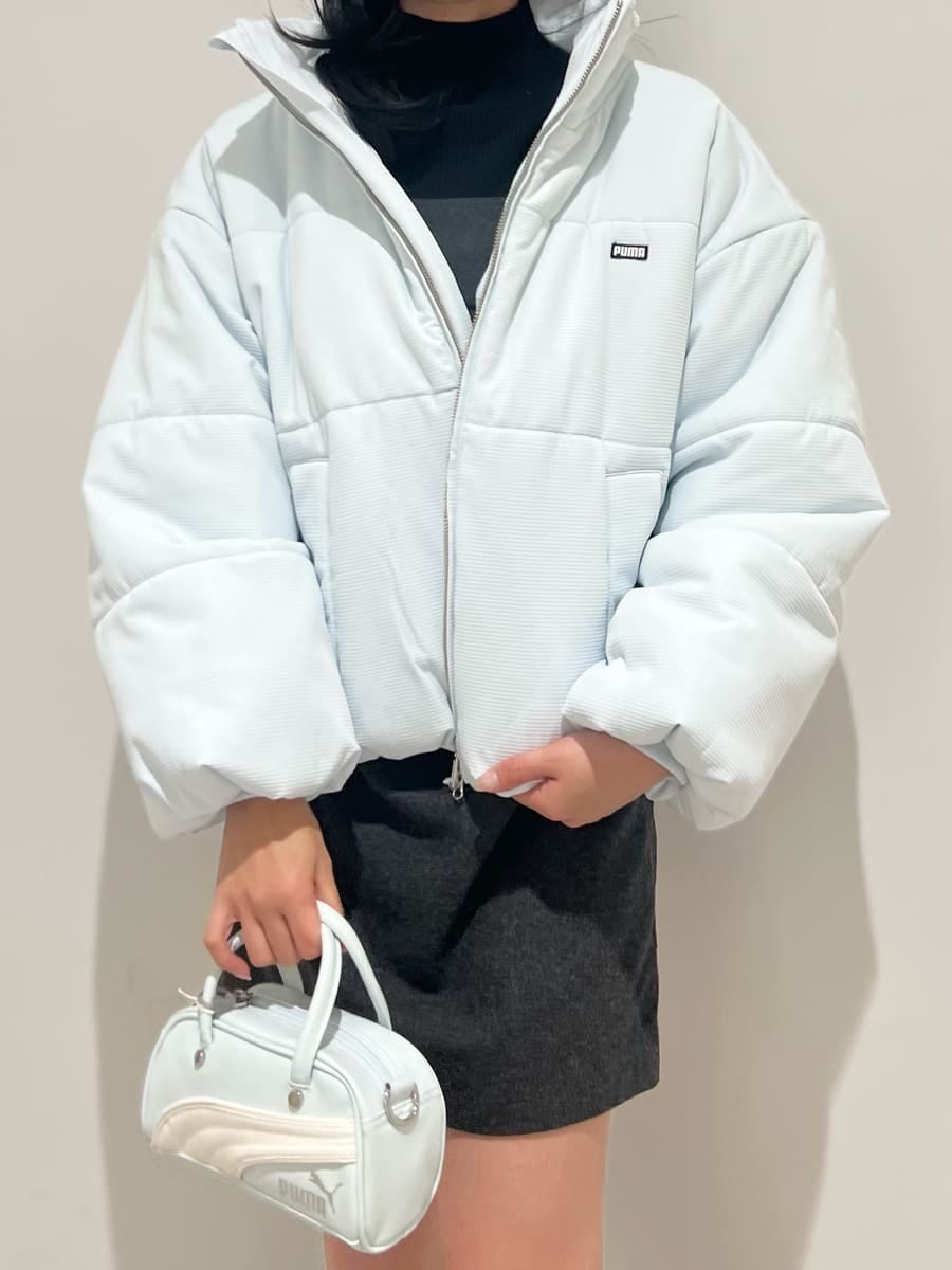 グレー系のワンピース、ブラック系のニット/セーターを着用したレディースの秋コーディネートの4枚目の写真