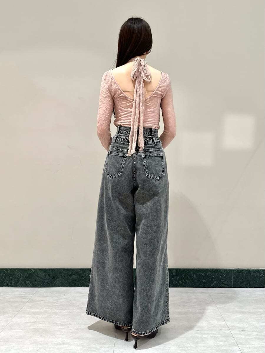 ピンク系のTシャツ/カットソー、グレー系のデニムパンツ、ブラウン系のハンドバッグを着用したレディースの夏コーディネートの3枚目の写真