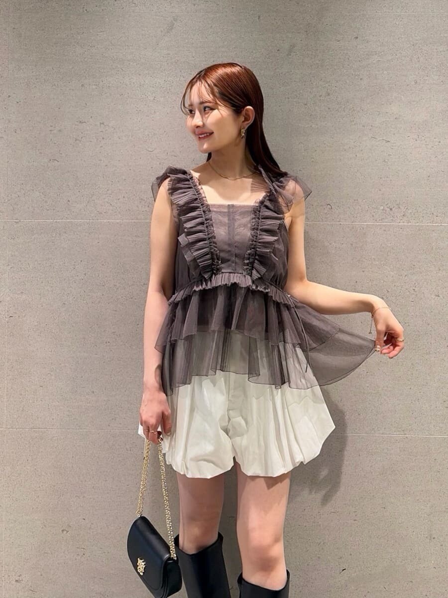 ホワイト系のその他パンツ、グレー系のシャツ/ブラウス、ブラック系のショルダーバッグを着用したレディースの春コーディネートの4枚目の写真