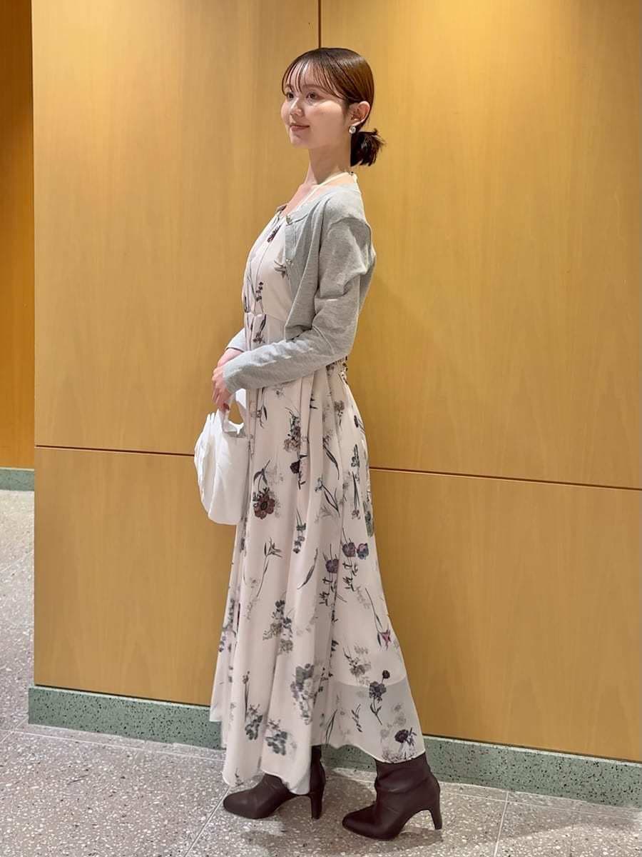 ホワイト系のワンピースを着用したレディースの冬コーディネートの2枚目の写真