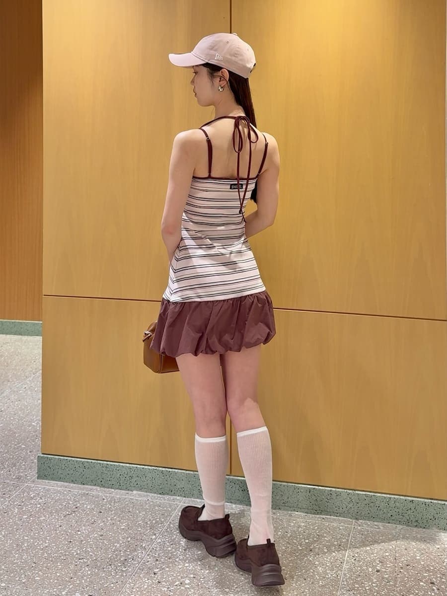 その他のワンピース、ピンク系のスウェット、イエロー系のボストンバッグを着用したレディースの春コーディネートの7枚目の写真