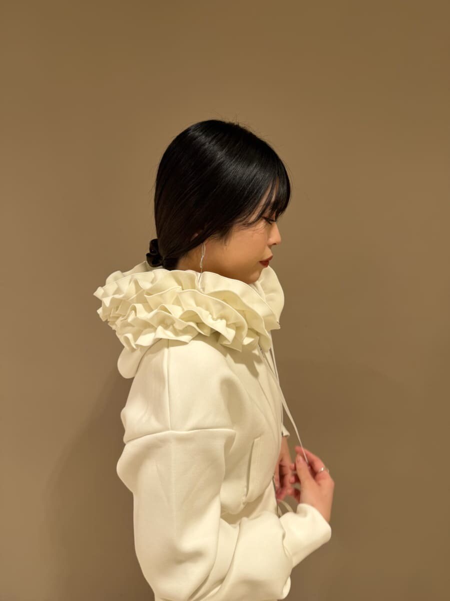 ホワイト系のパーカー、ホワイト系のスウェットパンツを着用したレディースの冬コーディネートの3枚目の写真