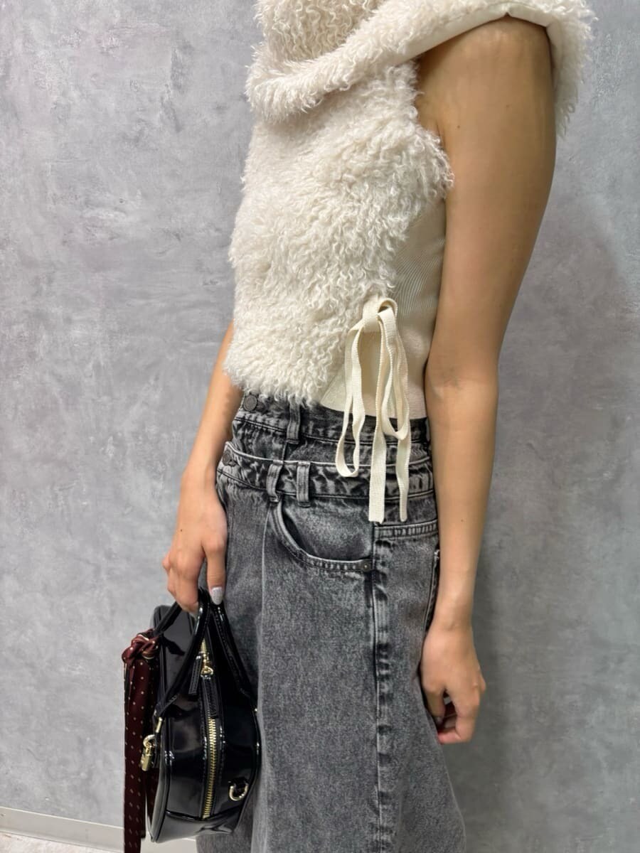 ホワイト系のニット/セーター、グレー系のデニムパンツ、ブラック系のブーツを着用したレディースの秋コーディネートの5枚目の写真