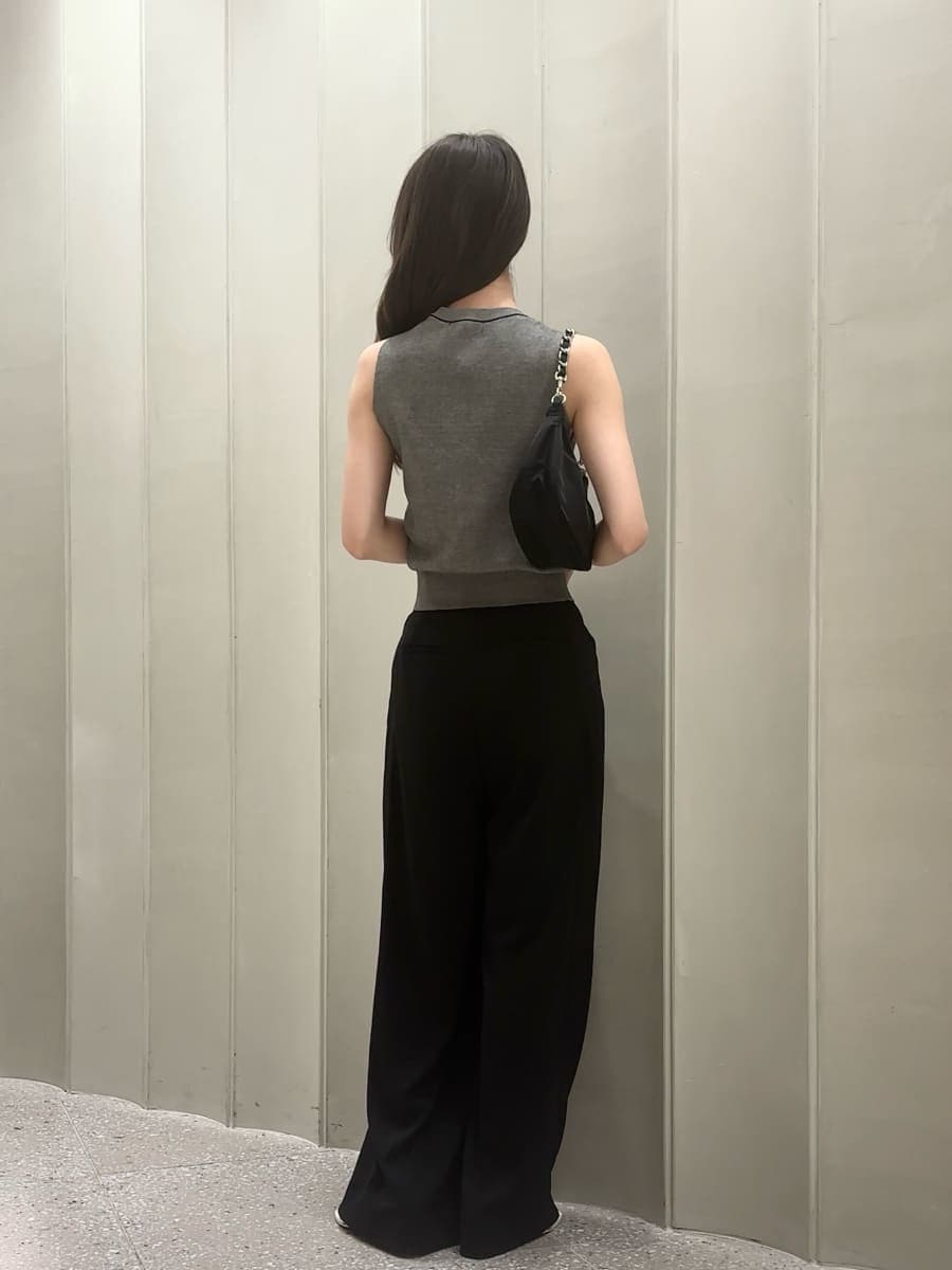 ブラック系のその他パンツ、ブラック系のショルダーバッグ、その他のニット/セーターを着用したレディースの夏コーディネートの3枚目の写真