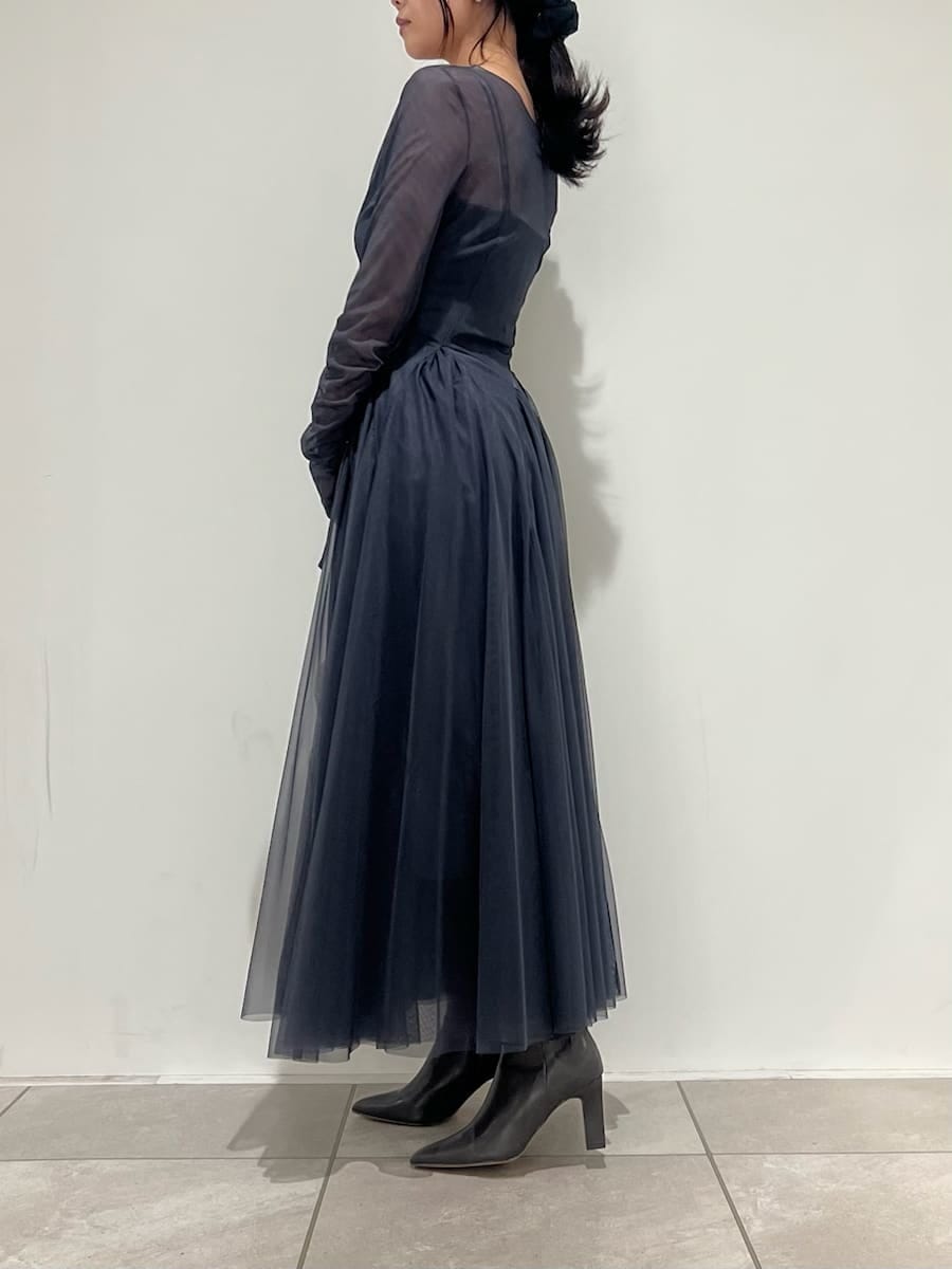 グレー系のブーツ、ブルー系のドレスを着用したレディースの冬コーディネートの2枚目の写真