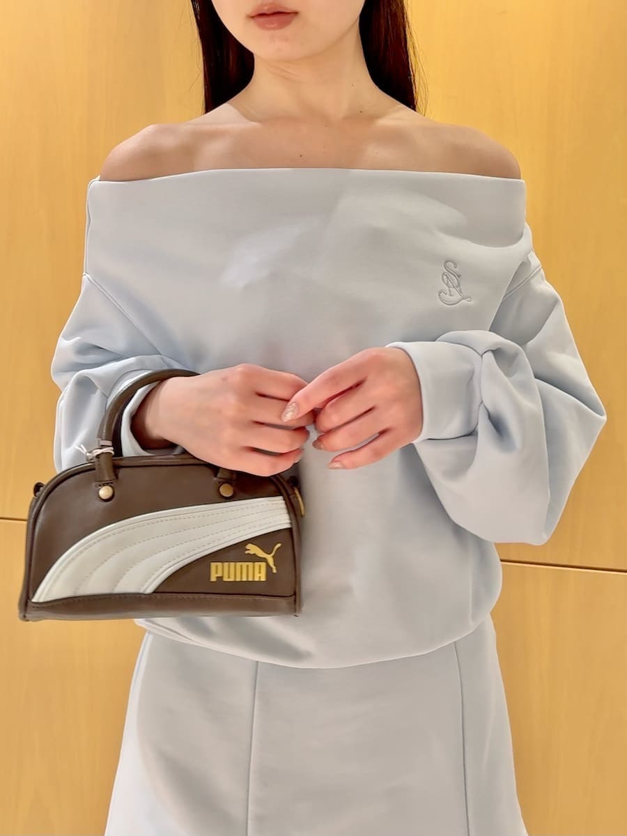 ブラック系のブーツ、ホワイト系のダウンジャケット/コート、ブルー系のワンピースを着用したレディースの冬コーディネートの9枚目の写真