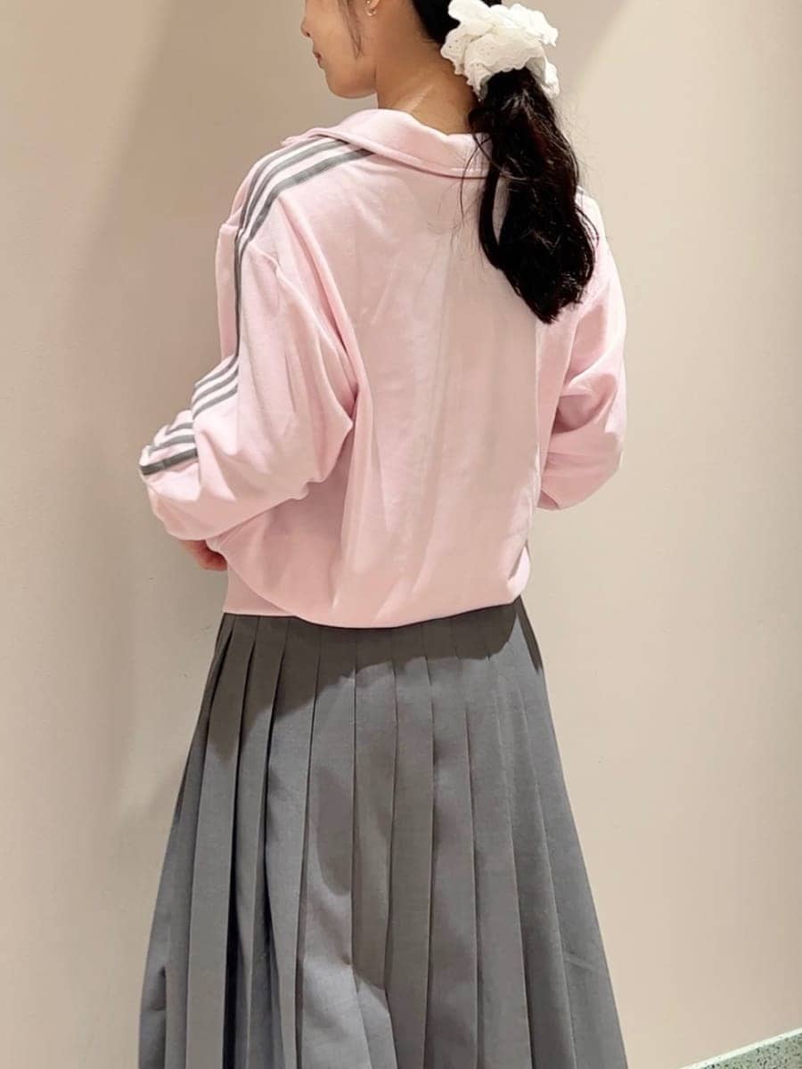 グレー系のスカート、ブラック系のボストンバッグを着用したレディースの秋コーディネートの5枚目の写真