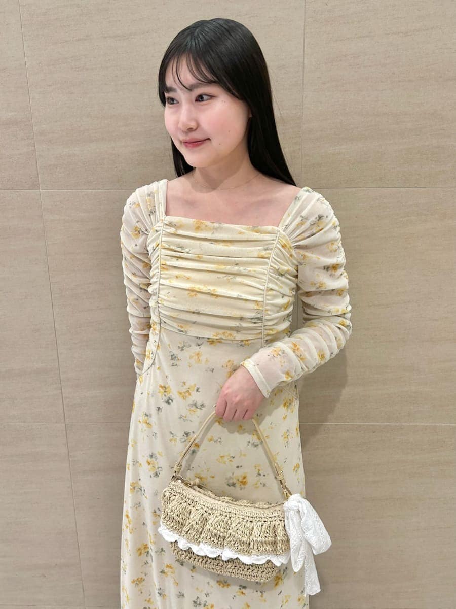 イエロー系のワンピースを着用したレディースの冬コーディネートの4枚目の写真