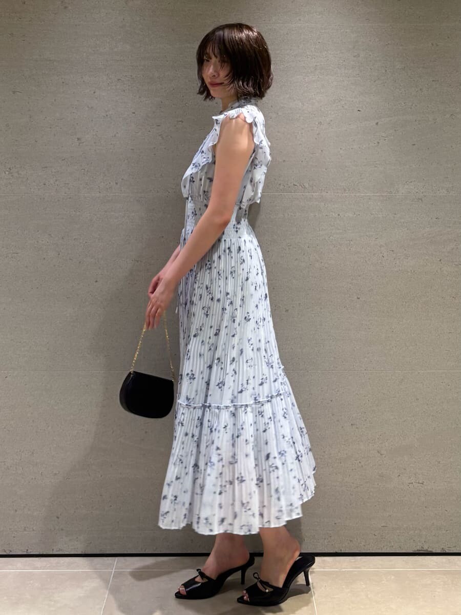 ブルー系のワンピース、ブラック系のサンダルを着用したレディースの夏コーディネートの3枚目の写真