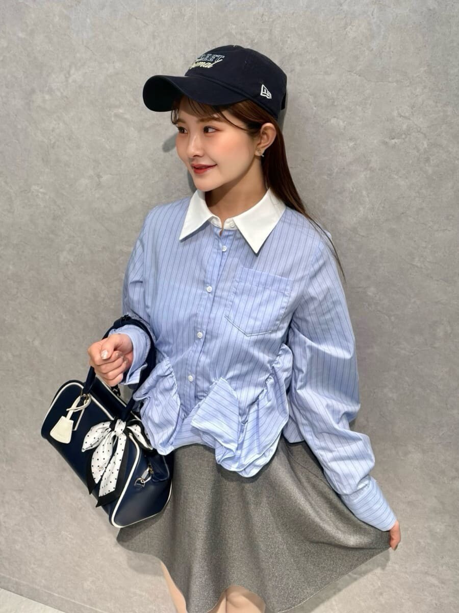 グレー系のその他パンツ、その他のシャツ/ブラウス、ブルー系のボストンバッグを着用したレディースの夏コーディネートの3枚目の写真