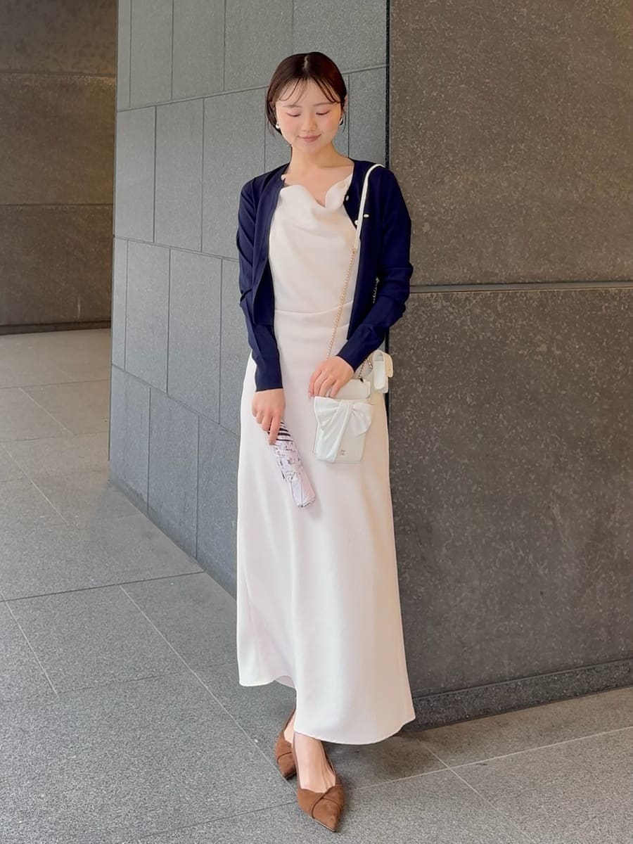 ホワイト系のワンピース、ブルー系のカーディガン/ボレロ、ブラウン系のパンプスを着用したレディースの春コーディネートの3枚目の写真