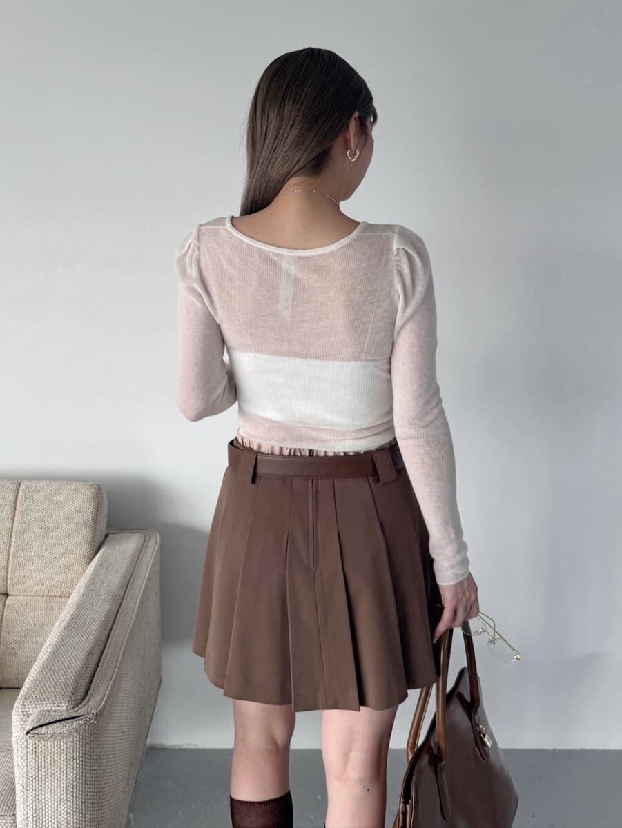 ホワイト系のニット/セーター、ブラウン系のその他パンツ、ブラウン系のハンドバッグを着用したレディースの夏コーディネートの6枚目の写真