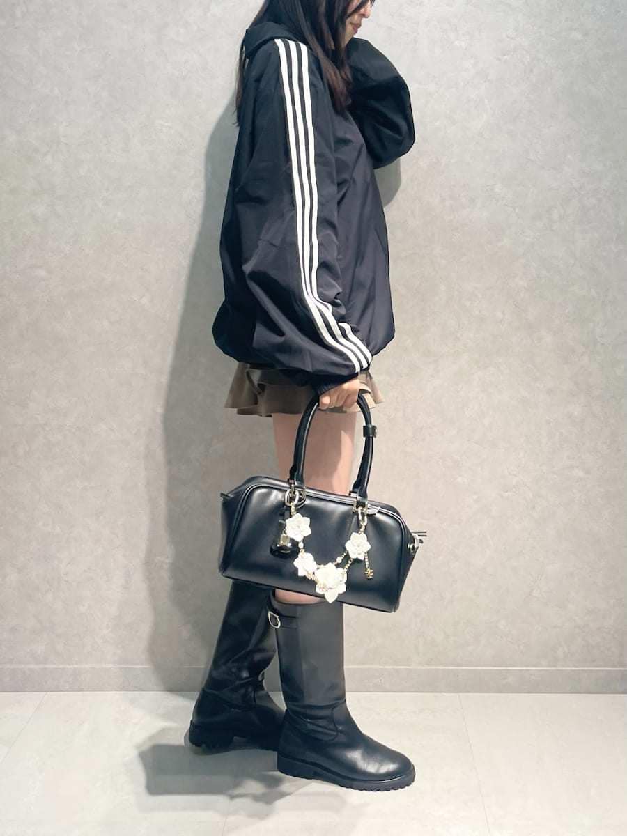 ブラウン系のその他パンツ、ブラック系のブルゾン、ブラック系のボストンバッグを着用したレディースの冬コーディネートの4枚目の写真