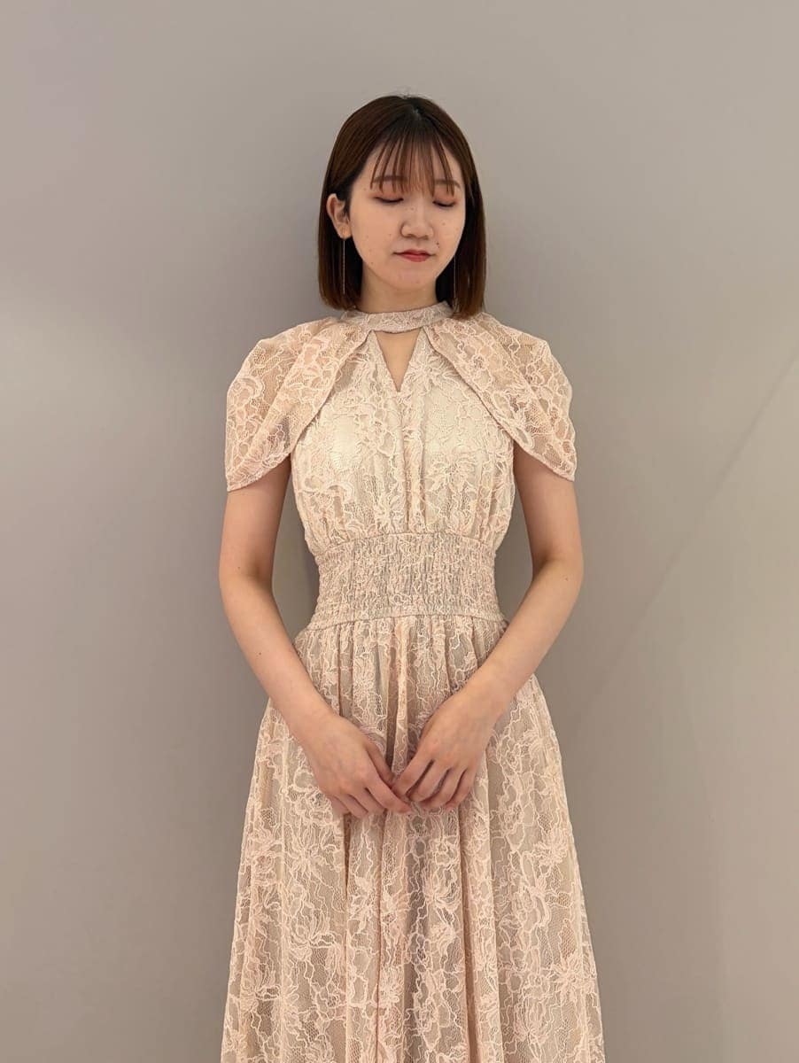 ピンク系のドレス、ブラウン系のパンプス、ゴールド系のイヤリングを着用したレディースの夏コーディネートの5枚目の写真