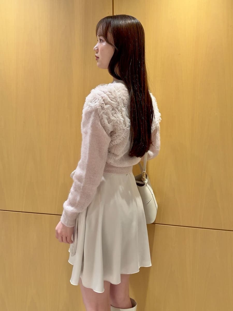 ホワイト系のその他パンツ、ピンク系のカーディガン/ボレロ、ホワイト系のブーツを着用したレディースの冬コーディネートの6枚目の写真