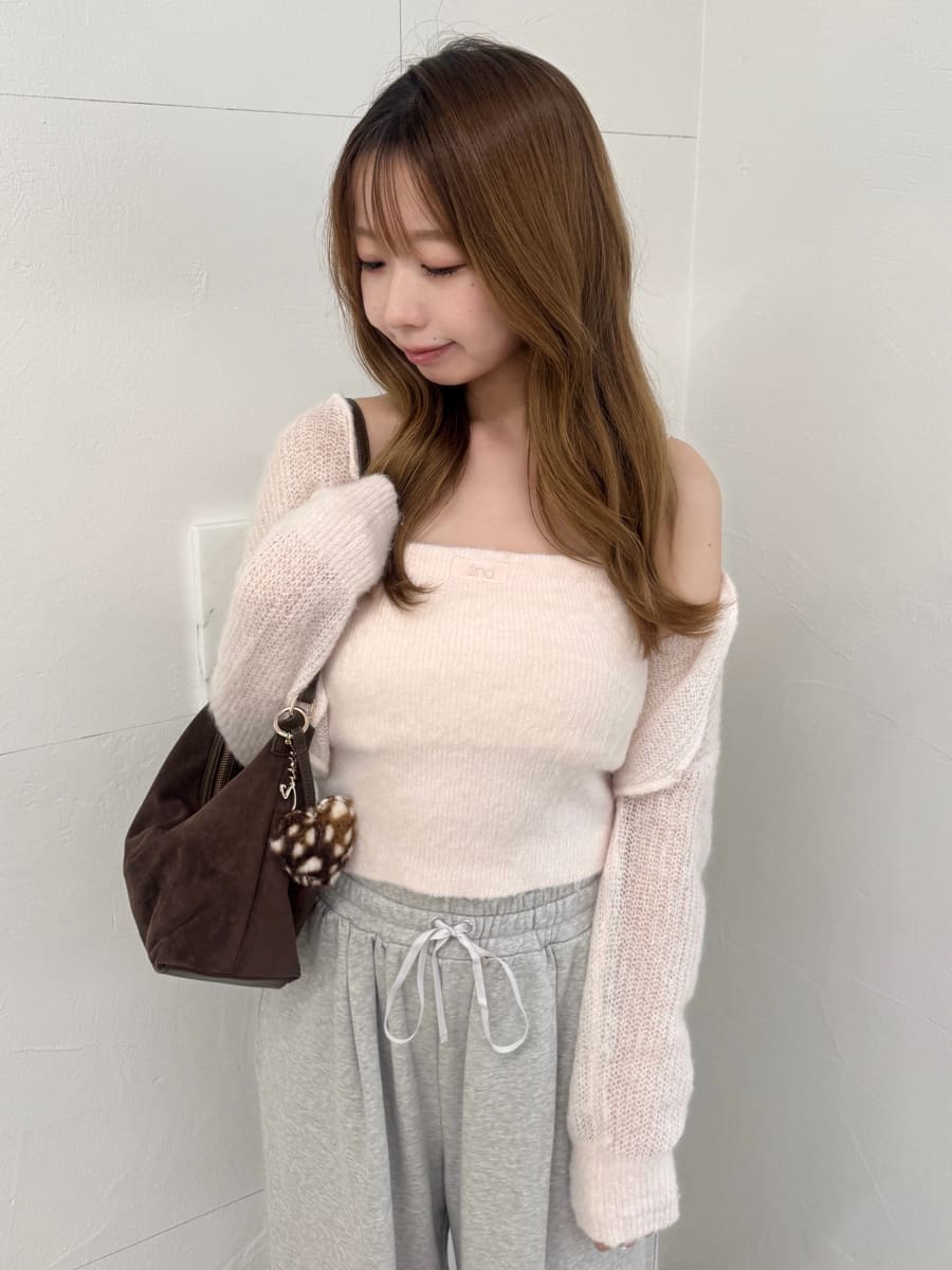 グレー系のその他パンツ、ピンク系のカーディガン/ボレロ、ブラック系のサンダルを着用したレディースの秋コーディネートの5枚目の写真