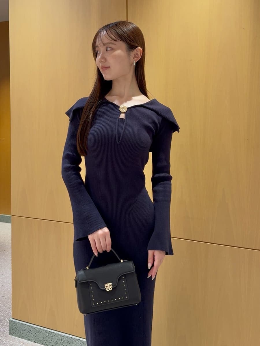 ブルー系のワンピース、ブラック系のショルダーバッグを着用したレディースの秋コーディネートの4枚目の写真