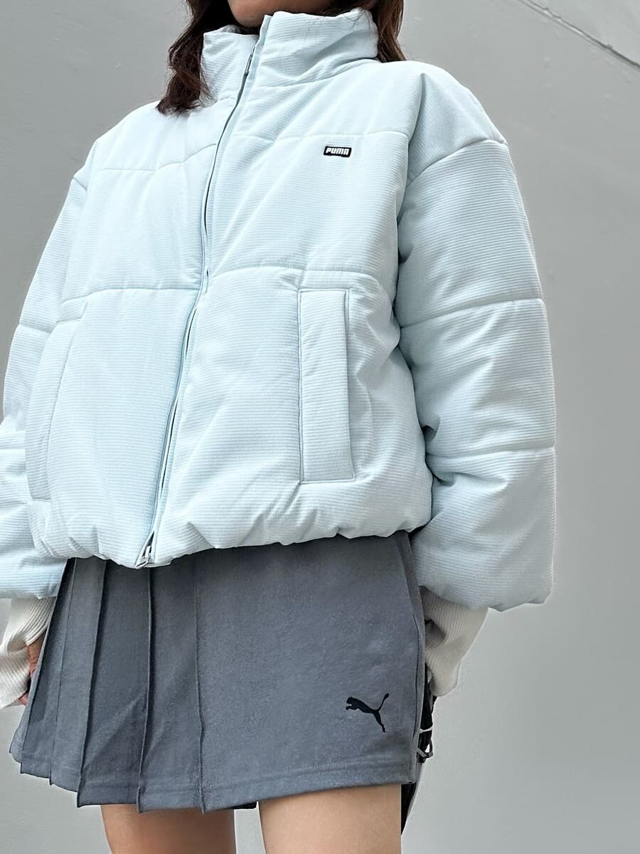 ホワイト系のニット/セーターを着用したレディースの秋コーディネートの7枚目の写真