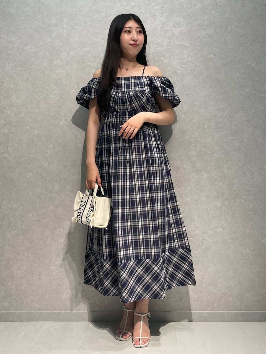 その他のワンピース、ホワイト系のサンダル、ブラック系のショルダーバッグを着用したレディースの夏コーディネートの2枚目の写真