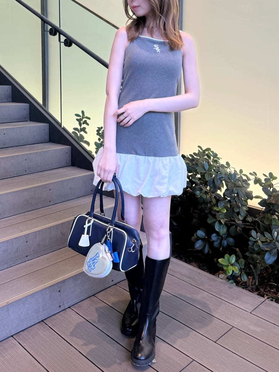 グレー系のワンピース、ブルー系のボストンバッグ、シルバー系のキーケース/キーアクセサリーを着用したレディースの春コーディネートの3枚目の写真