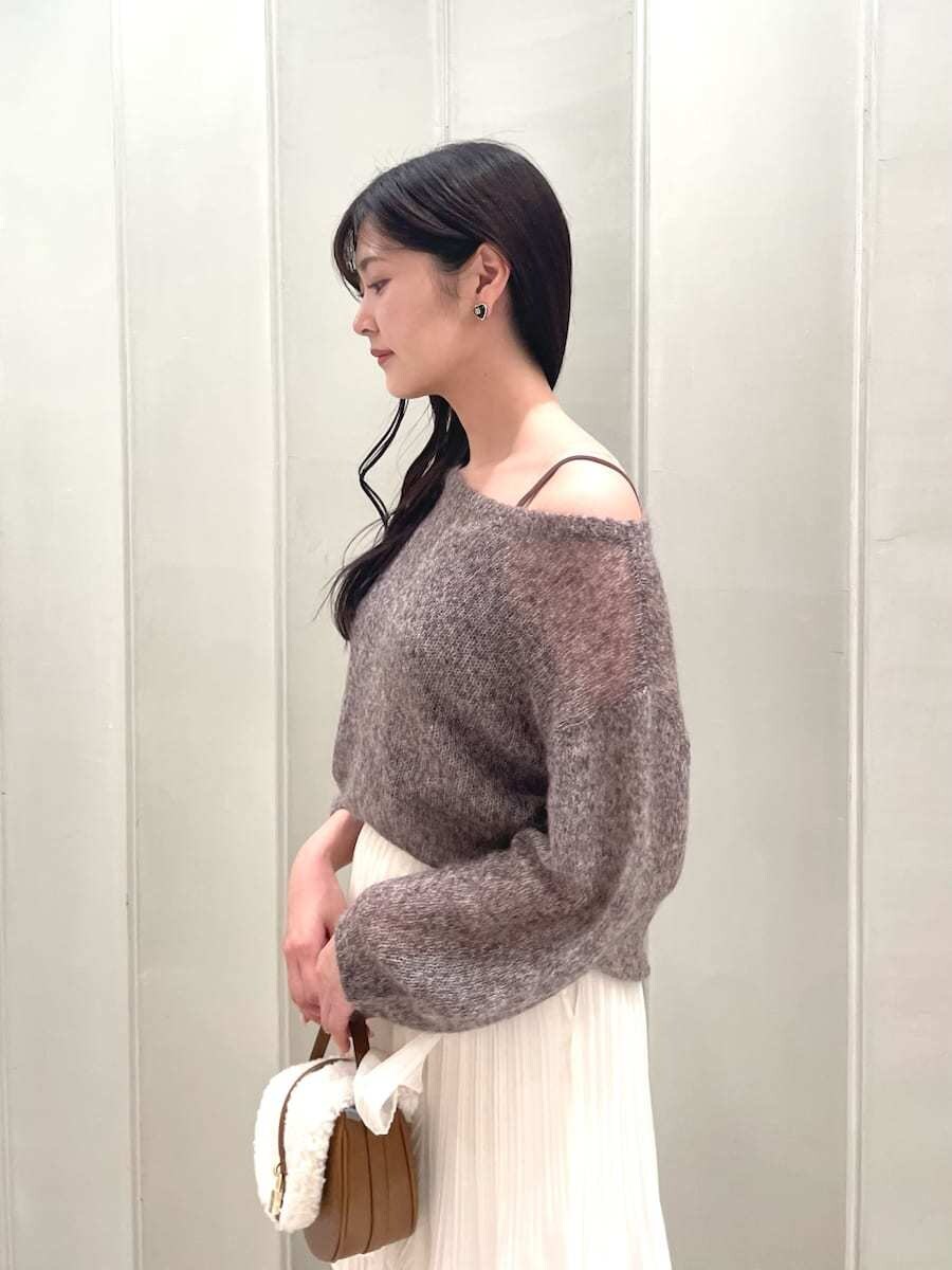 ブラウン系のニット/セーター、ホワイト系のスカート、イエロー系のハンドバッグを着用したレディースの秋コーディネートの7枚目の写真