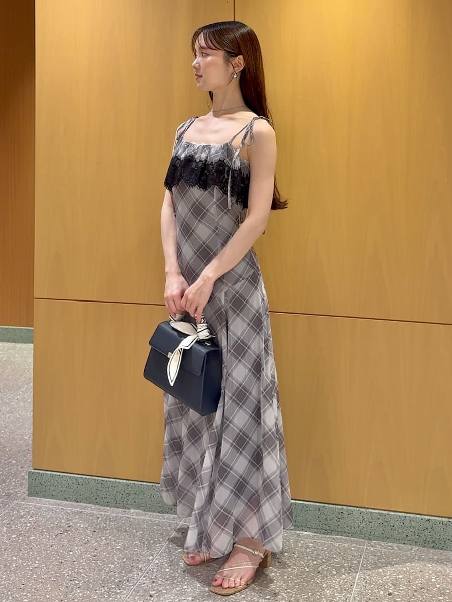 その他のサンダル、グレー系のワンピース、ブルー系のショルダーバッグを着用したレディースの夏コーディネートの3枚目の写真