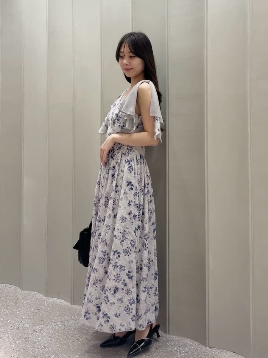 その他のワンピース、ブラック系のパンプス、ブラック系のハンドバッグを着用したレディースの春コーディネートの3枚目の写真