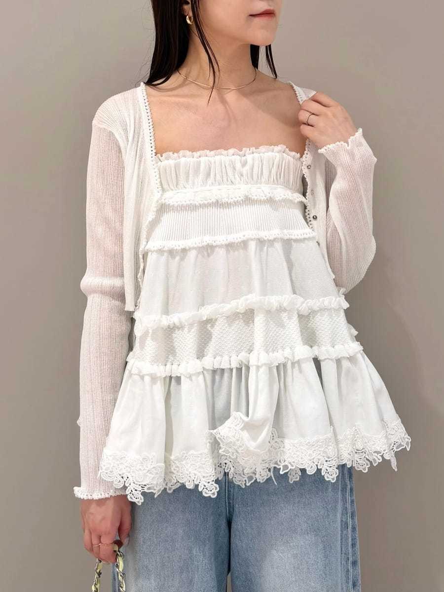 ブルー系のデニムパンツ、ホワイト系のニット/セーター、ホワイト系のカーディガン/ボレロを着用したレディースの夏コーディネートの4枚目の写真