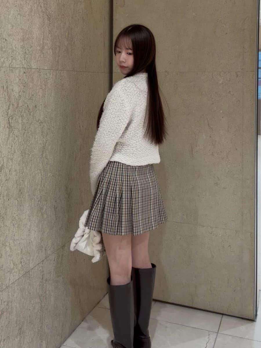 ホワイト系のノーカラージャケット、ベージュ系のその他パンツ、ブラウン系のブーツを着用したレディースの秋コーディネートの4枚目の写真