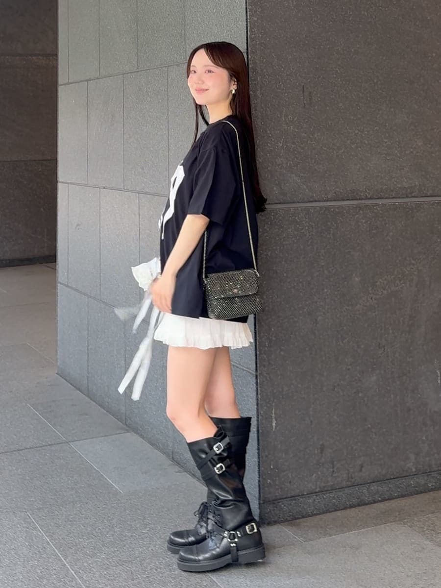 ホワイト系のその他パンツ、ブラック系のブーツを着用したレディースの夏コーディネートの2枚目の写真