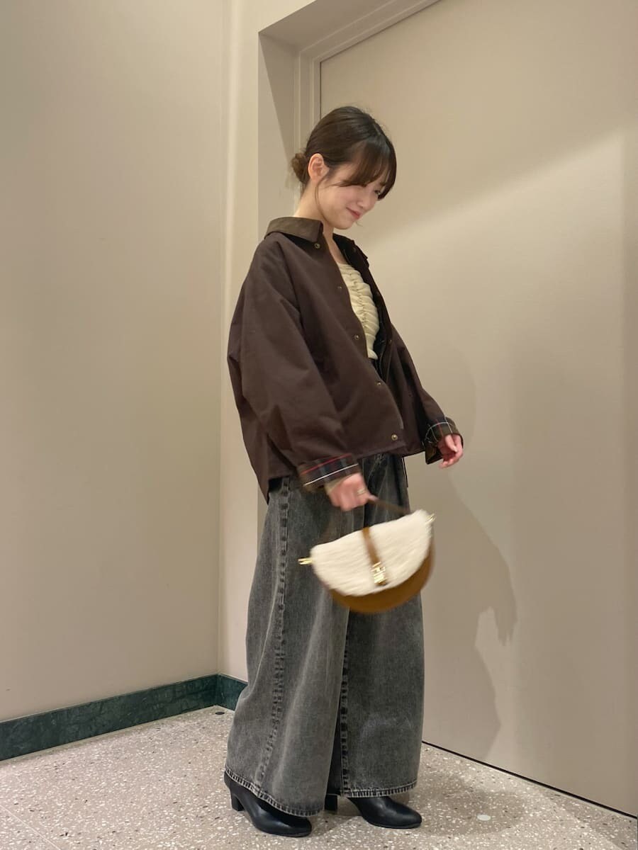 ブラウン系のブルゾン、グレー系のデニムパンツ、ホワイト系のTシャツ/カットソーを着用したレディースの秋コーディネートの3枚目の写真