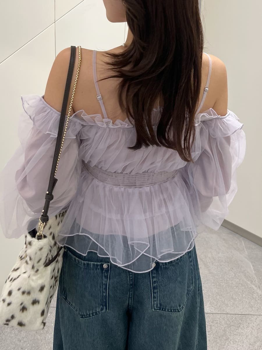 ブルー系のデニムパンツ、パープル系のシャツ/ブラウス、ブラウン系のパンプスを着用したレディースの秋コーディネートの6枚目の写真