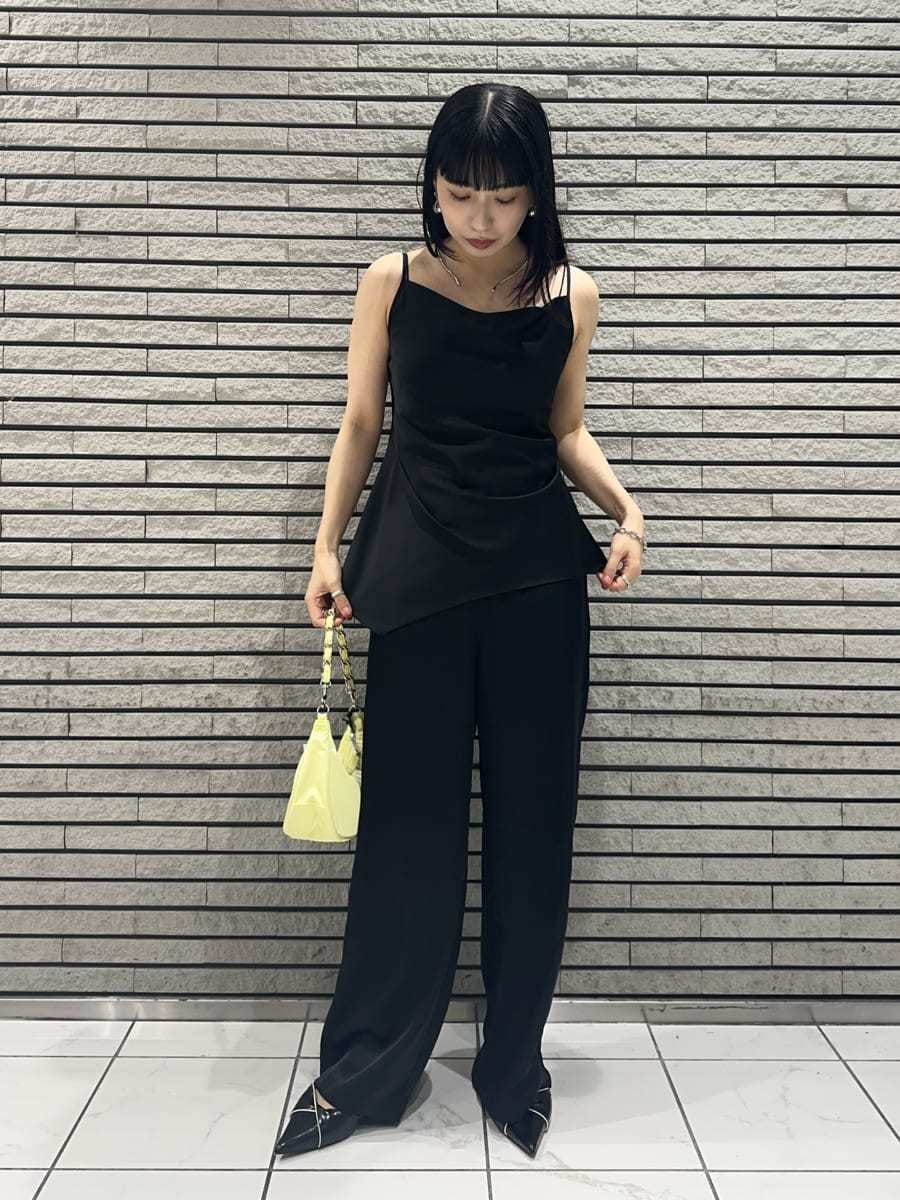 ブラック系のパンプス、ブラック系のつなぎ/オールインワン、イエロー系のカーディガン/ボレロを着用したレディースの夏コーディネートの4枚目の写真