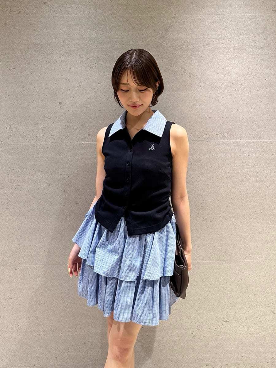 ブルー系のワンピースを着用したレディースの夏コーディネートの7枚目の写真