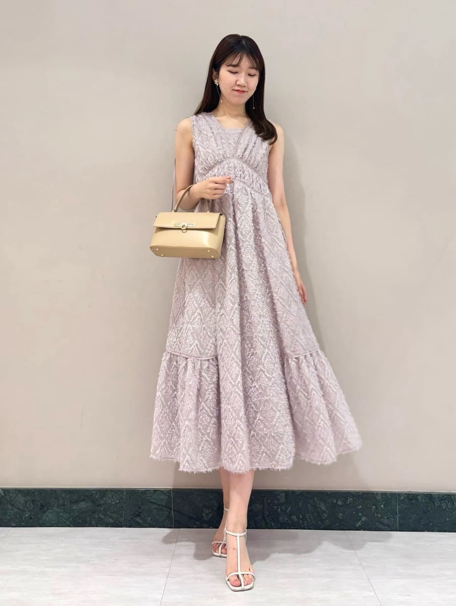 ピンク系のワンピース、ベージュ系のショルダーバッグ、ホワイト系のサンダルを着用したレディースの夏コーディネートの2枚目の写真