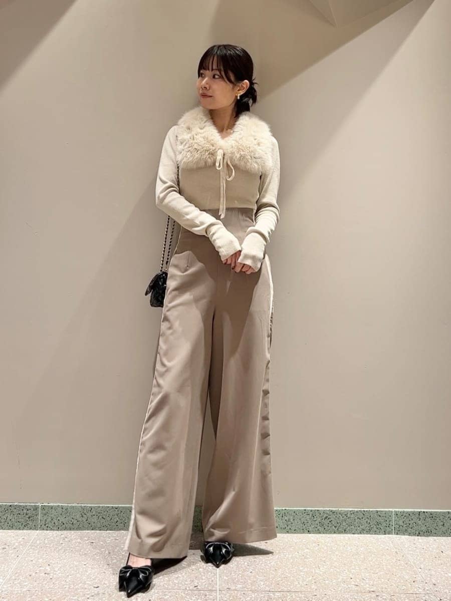 ブラック系のショルダーバッグ、ブラウン系のその他パンツ、ベージュ系のニット/セーターを着用したレディースの秋コーディネートの3枚目の写真