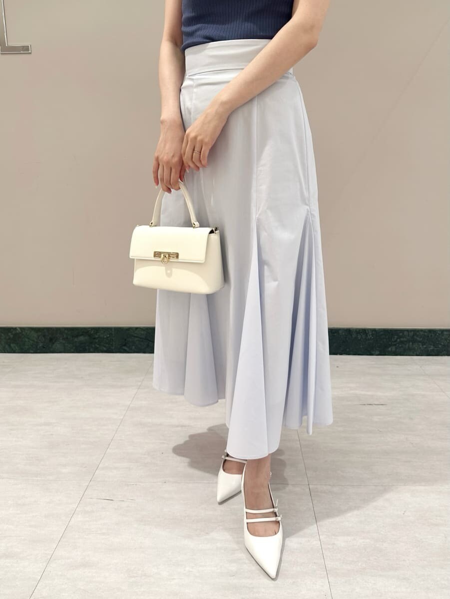 ブルー系のTシャツ/カットソー、ブルー系のスカート、ホワイト系のショルダーバッグを着用したレディースの夏コーディネートの3枚目の写真