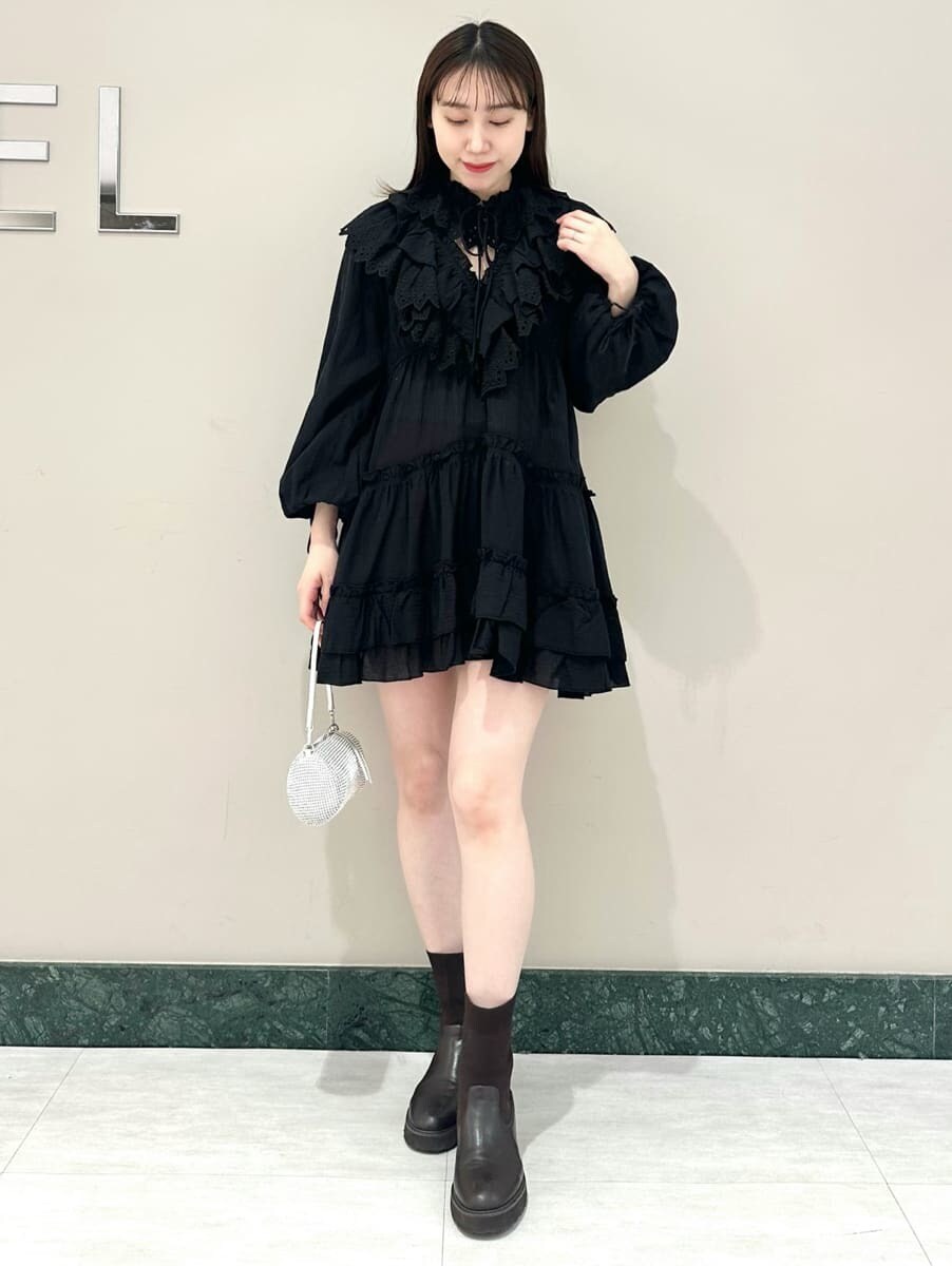 ホワイト系のブルゾン、ブラック系のその他トップスを着用したレディースの冬コーディネートの3枚目の写真