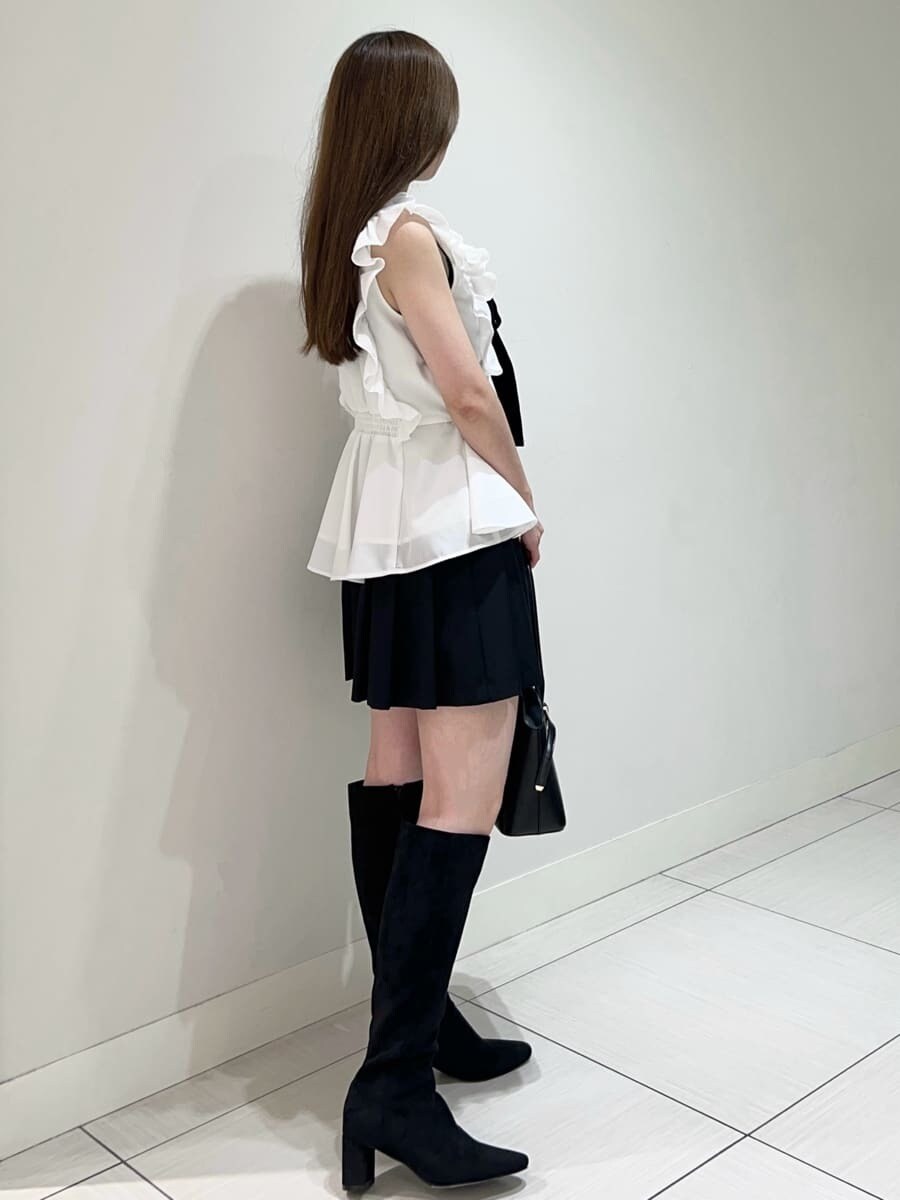 ブラック系のその他パンツ、ホワイト系のシャツ/ブラウス、その他のブーツを着用したレディースの夏コーディネートの3枚目の写真